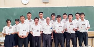 色紙を送られた3年生と長崎さん