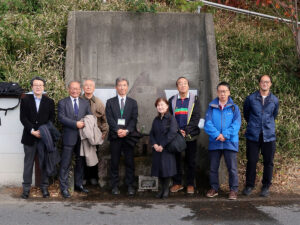 慰霊碑の前で（2025年11月29日)